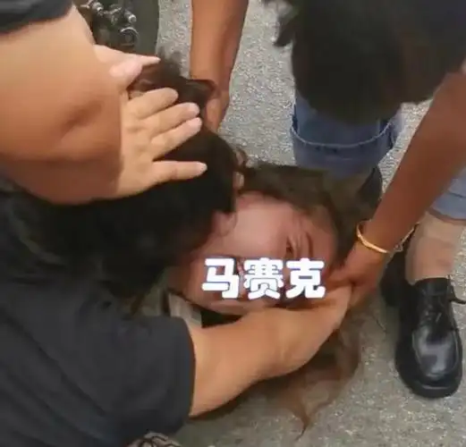 广东女子当街抓小三边揪头发边骂你叫啊你不是喜欢叫吗