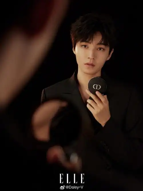 v-视觉#@tfboys-王俊凯x 《elle》全新大片出炉,化妆镜前展现优雅