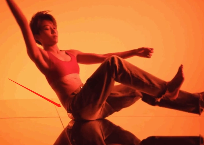 原创博眼球?刘雨昕拍广告大片颇有"冲击力",扣子未扣裤腰滑落