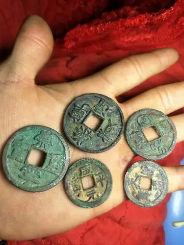 这些铜币值钱吗?