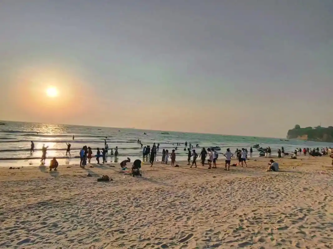 涠洲岛石螺口海滩.涠洲岛是一个非常宁静安逸的小岛,看出日落, - 抖音