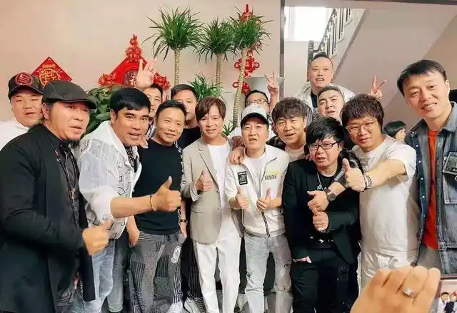 5月15日,是著名沧桑歌手"秋裤大叔"嫁女的日子,圈内众多好友祁隆,冷漠