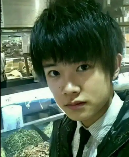 任嘉伦10年前素颜照曝光,非主流痞帅风,忍不住想要爬墙的冲动_手机