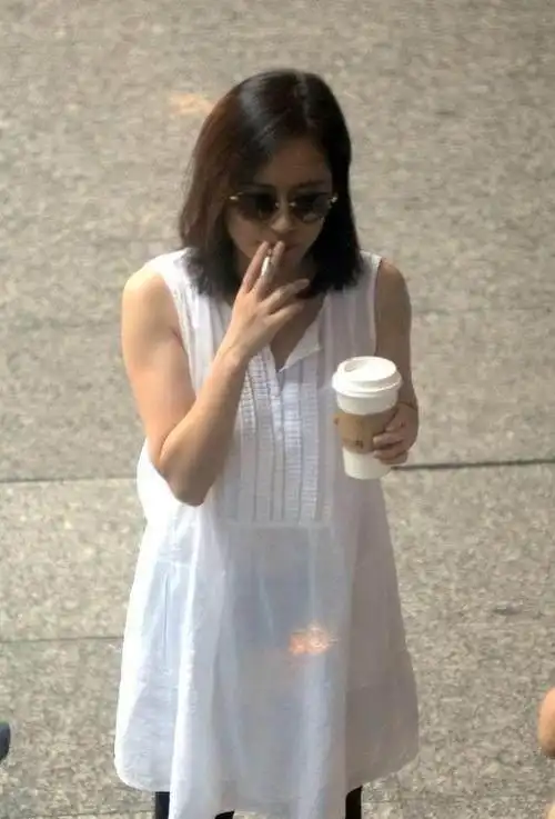 抽烟是见怪不怪了~王菲▼那英▼赵薇▼舒淇▼张柏芝▼张曼玉▼其实讲