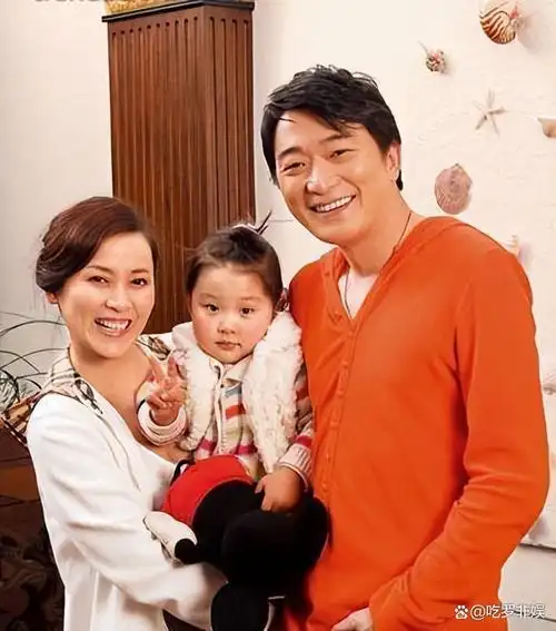 演员邵峰退圈后定居加拿大豪宅内打球吃烤羊茅台洋酒成排