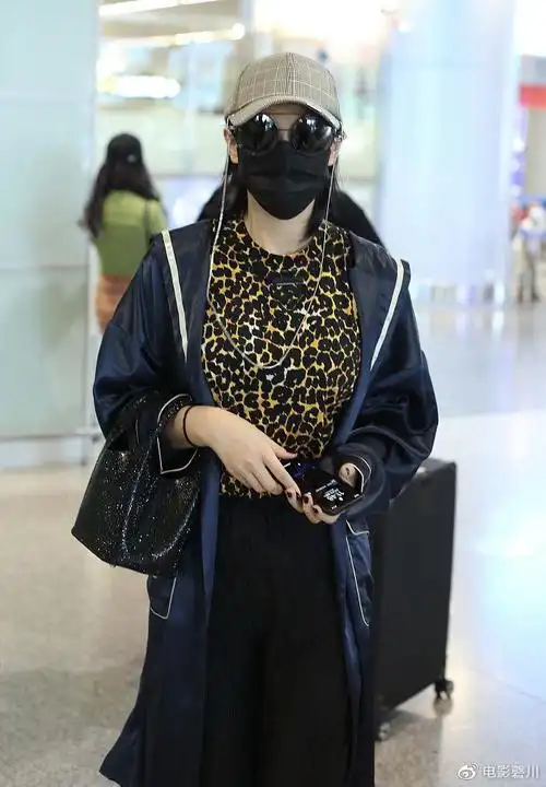 张馨予穿豹纹内搭霸气又性感 疾走带风气场拿捏hin到位