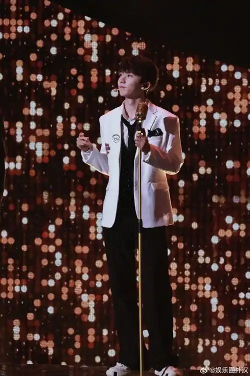 马嘉祺元宵节营业照##马嘉祺元宵节白西装营业照