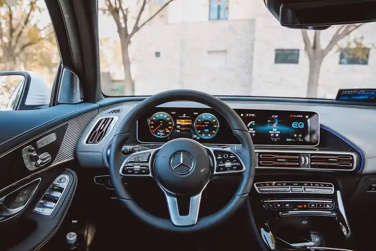 奔驰eqc内饰