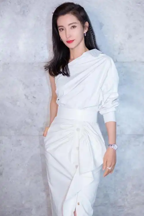 被46岁李冰冰撩到了!穿黑西装干练利落,剪成超a短发气场好强