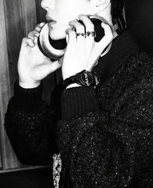 潮野王一博的香奈儿黑白硬照,辗碎谣言