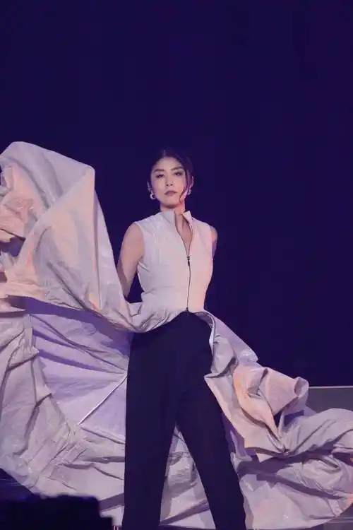 kelly陈慧琳全新国语新歌《谢谢你陪我那么久》 演唱会上海站首唱_歌