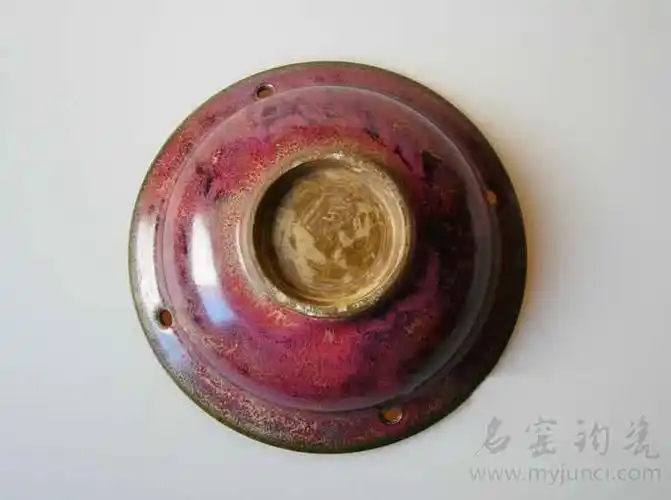 钧窑胎质细腻,釉色华丽夺目,种类之多不胜枚举;有玫瑰紫,海棠红