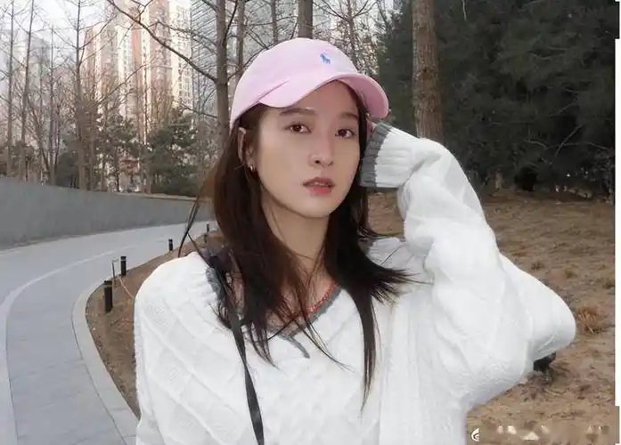 张雪迎晒春日美照肤白貌美宛如最美初恋