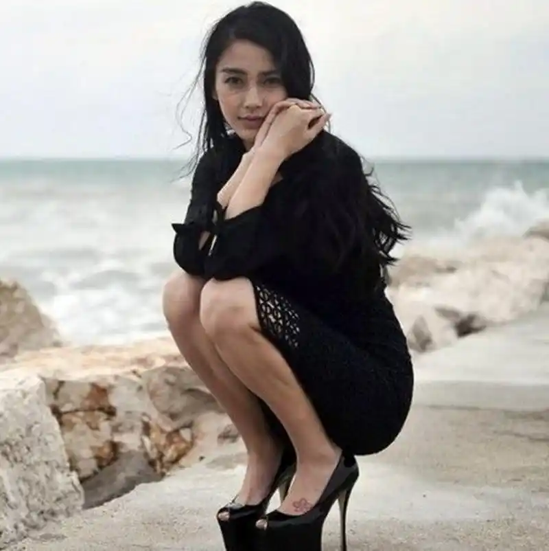 当女星蹲下来:热巴好美,郑爽让人心疼,赵丽颖的袜子好丑!