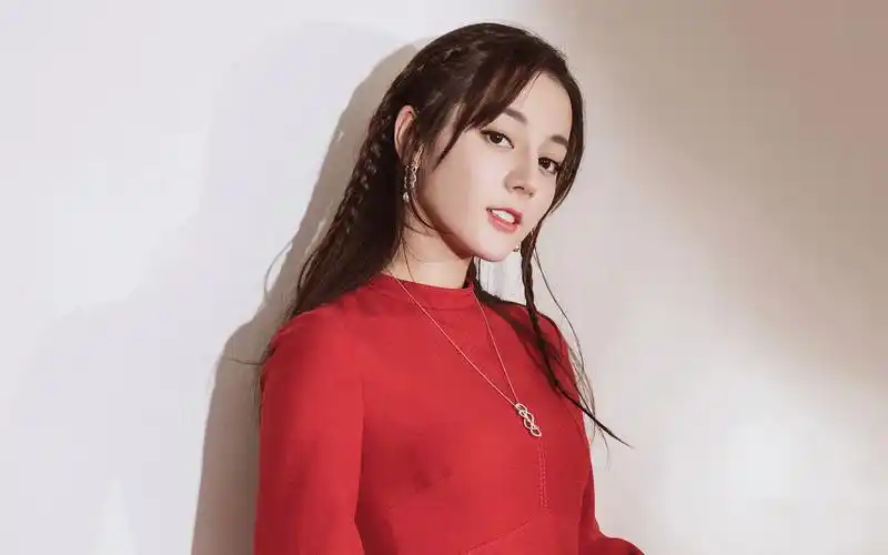 迪丽热巴红衣甜美高清桌面壁纸