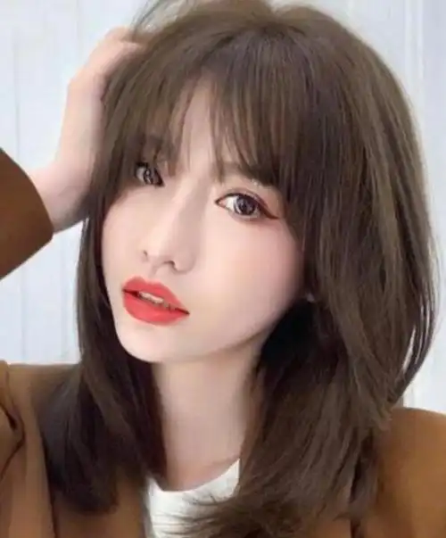 清纯萌萌的鹅蛋脸女生,一款修剪的长度齐肩的女生黑色中短发直发发型