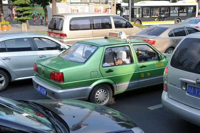 出租车网约车暗自较劲苦了的哥没单子跑一喂顺风车有意思