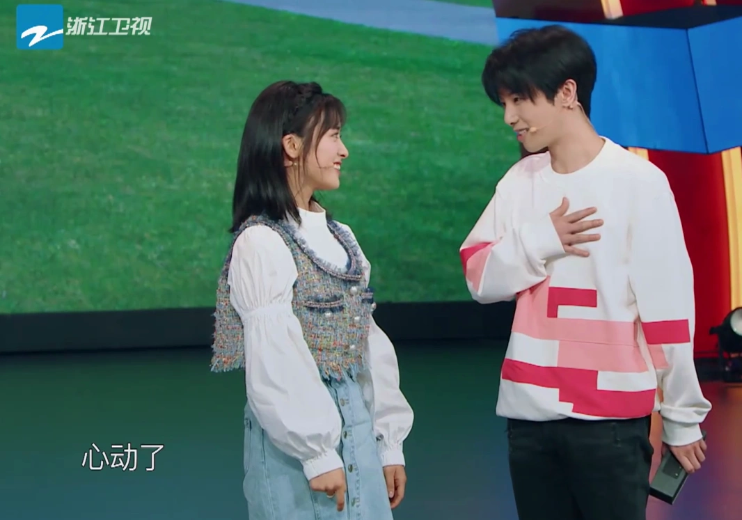 华晨宇对关晓彤"飞吻"时,千万别打开弹幕,大型柠檬精翻车现场
