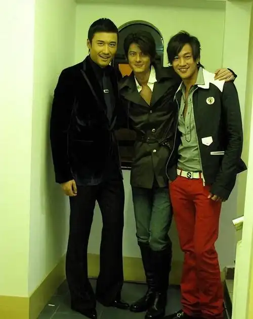 比如,百度百科显示黄晓明身高1.77米,而李维嘉则标注1.