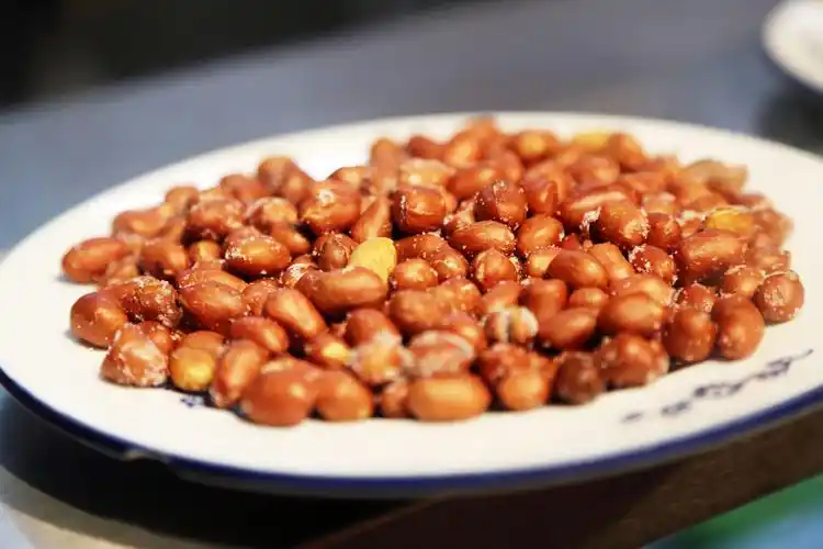 p>油炸花生米,是一道由 a href="#" data-lemmaid="588725">花生 /a>