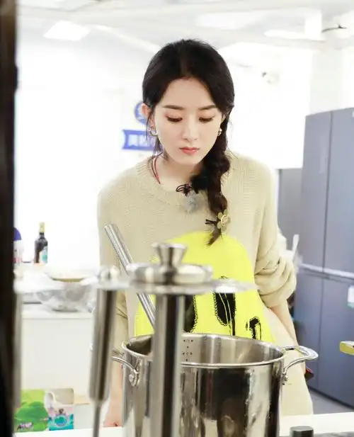 《中餐厅》中赵丽颖,林大厨不和?今看到赵丽颖新动态,才知真相