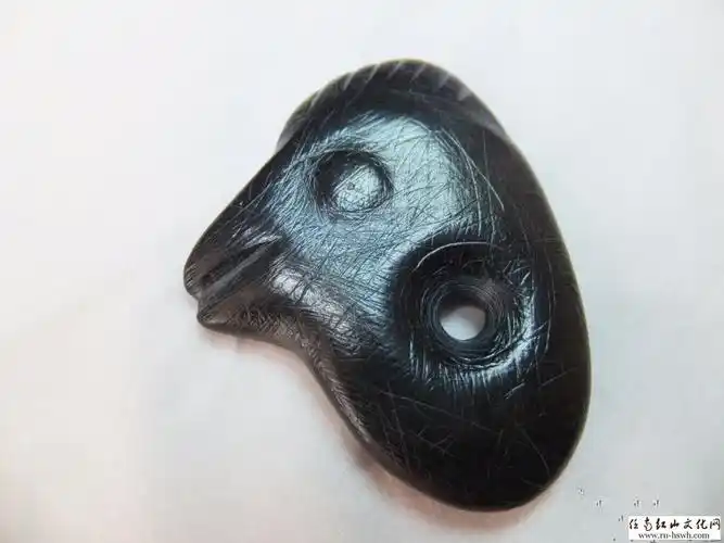 夏家店下层文化期鸟首饰品