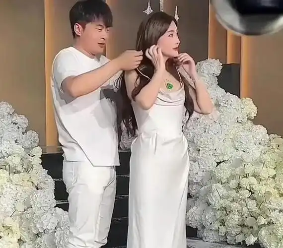 辛巴给妻子初瑞雪举办生日宴,送1300万帝王绿翡翠,网友:太豪了