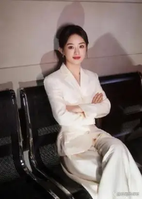 赵丽颖5岁儿子运动会获金牌,骄傲的跟爸爸展示,冯绍峰反应好暖