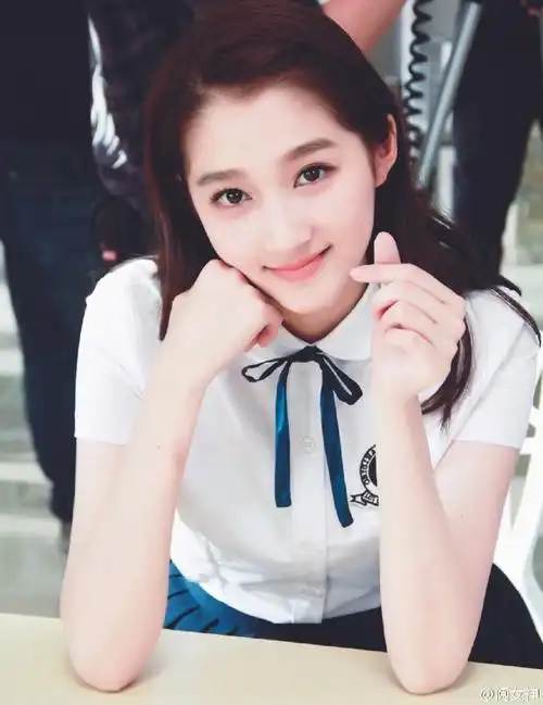 国民闺女关晓彤国产校服清爽美出天际图片