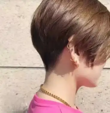 想时尚怎能错过这款"后脖短"发型 清爽又干练_短发_显得_造型