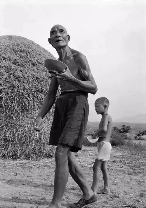 老照片: 以前的农村老人都这样吃饭, 每一张都是回忆
