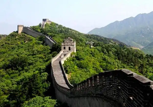 税务局大厅壁画引争议,西洋女竟脚踩万里长城,毒教材事件再现?|艺术|