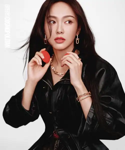 唐嫣《时尚cosmo》闭年刊封面大片,身穿fendi 2024d冬季假日系列,佩戴