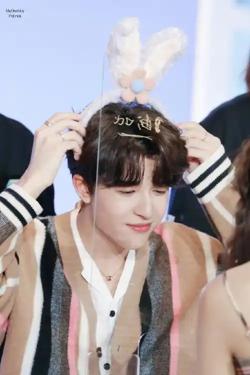 尹浩宇超话#尹浩宇是时尚达人##尹浩宇星月玫瑰大片#220805 长沙签售