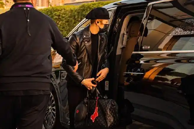 期待国际顶流王嘉尔的表现!新换的明星保姆车腾势00 d9也好飒!