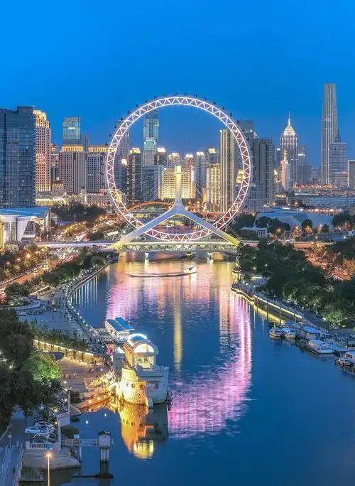 天津之眼,城市的标志性景点 天津之眼,又称天津摩天轮,是一座位于中国