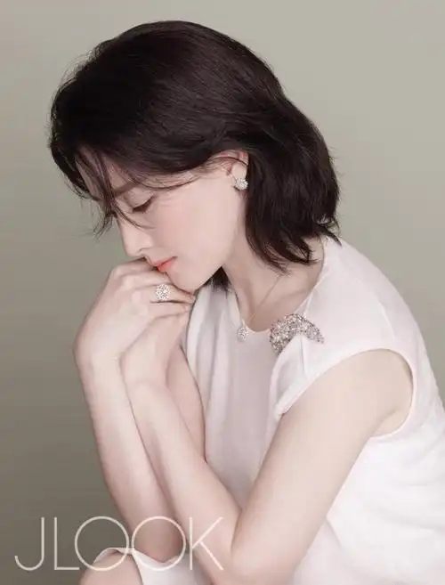 李英爱珠宝大片展无暇美肌 网友纷纷点赞【组图】