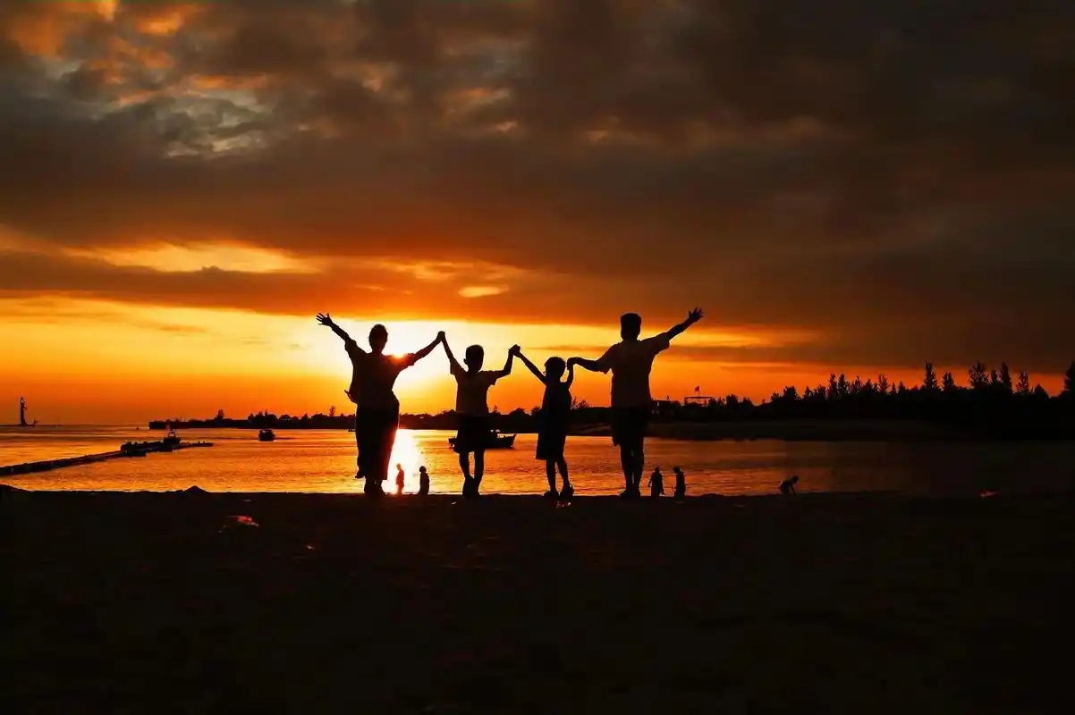 一家四口的快乐~#落日余晖映晚霞一抹夕阳美如画 #夕阳下的背 - 抖音