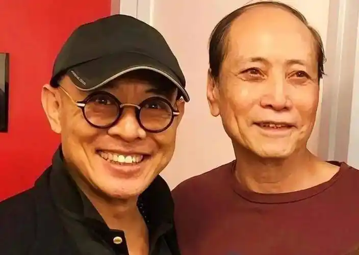 李连杰全家拜寺庙,62岁利智露面,短发暴瘦,容貌大变认