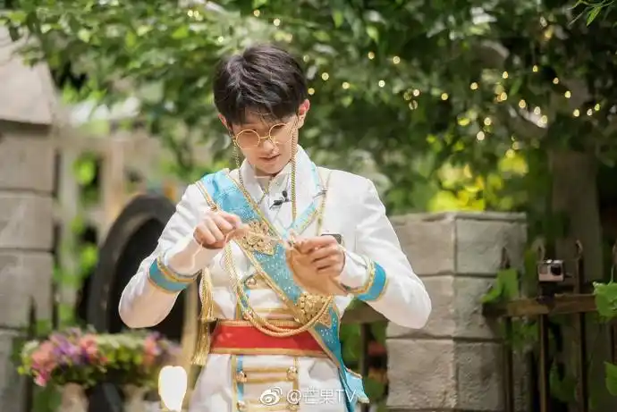 王源穿王子装戴皇冠尽显贵族气质 低头思考展现完美侧颜杀