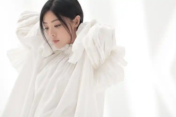 邓家佳一个月后首次更博 一身白衣质感爆棚