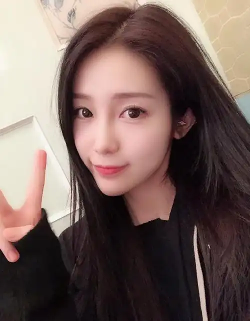 论当天虎牙直播最成功的游戏娱乐跨界主播非小熊莫属了,毕竟在星秀