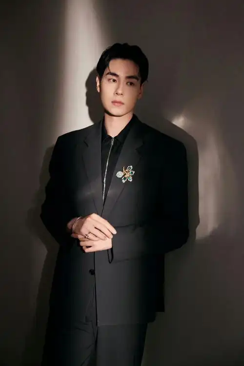 胡一天一身黑色休闲西装搭配蒂芙尼珠宝,帅气优雅,状态很好