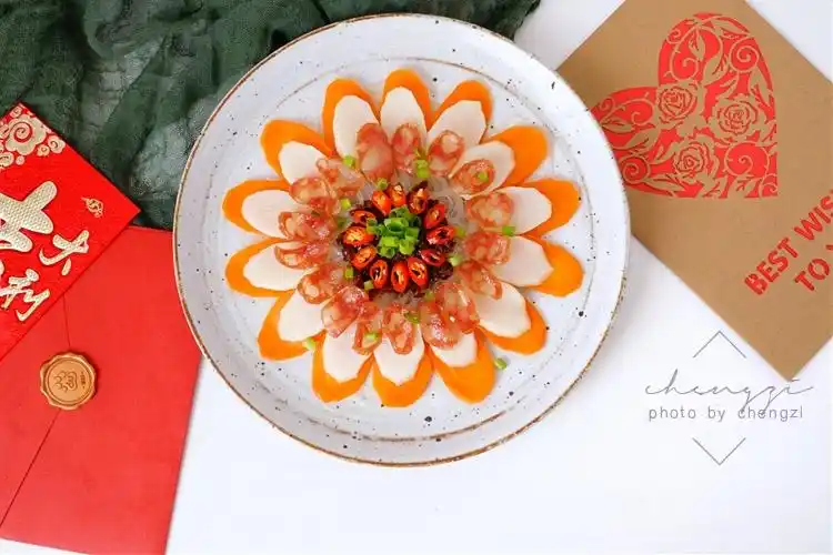 都是些常见食材,只是在摆盘上略下功夫,成品像一朵盛开的花朵,端上桌