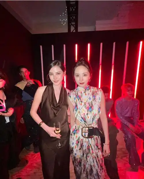 杨幂loewe罗意威全球品牌代言人##杨幂更新合照