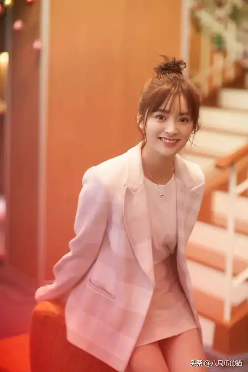 姚笛骨架太小穿西装像是穿大衣干脆只穿一半秀出香肩真好使