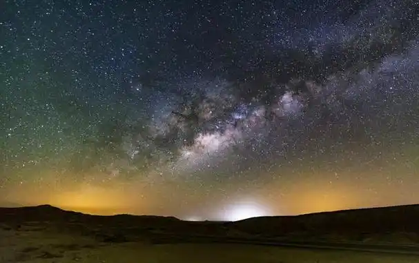 银河,也被称为银河系,是我们所在的宇宙中最大,最亮且最壮观的星系之