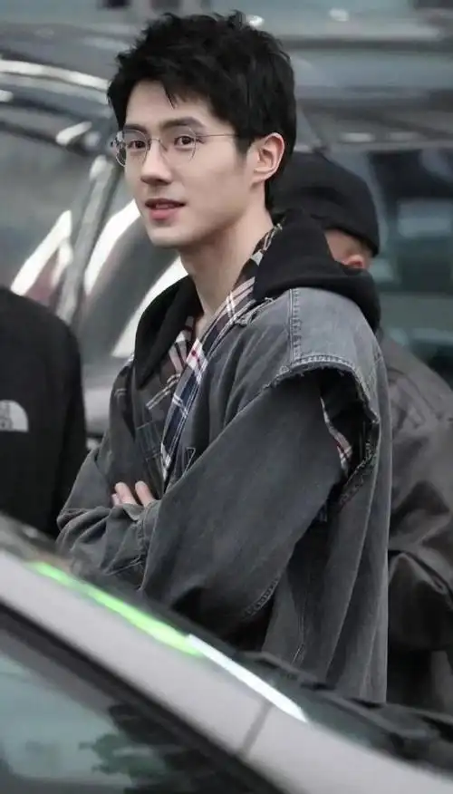 刘昊然回春上热搜他戴着金丝眼镜儒雅英俊帅爆了