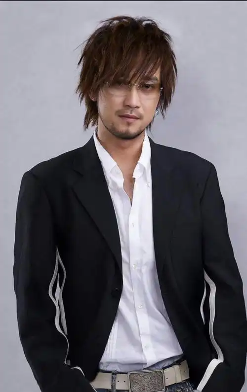 祖籍湖北省荆州市公安县,中国台湾流行乐男歌手,音乐人