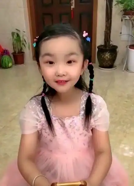 这个臭姐姐吃饭都两个人吃,做饭就一个人做,我怎么整你